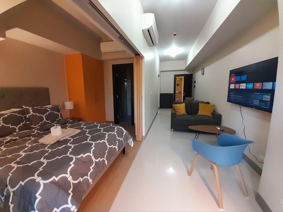 1 Bedroom Uptown Bgc Condo With Balcony Manila Exterior photo