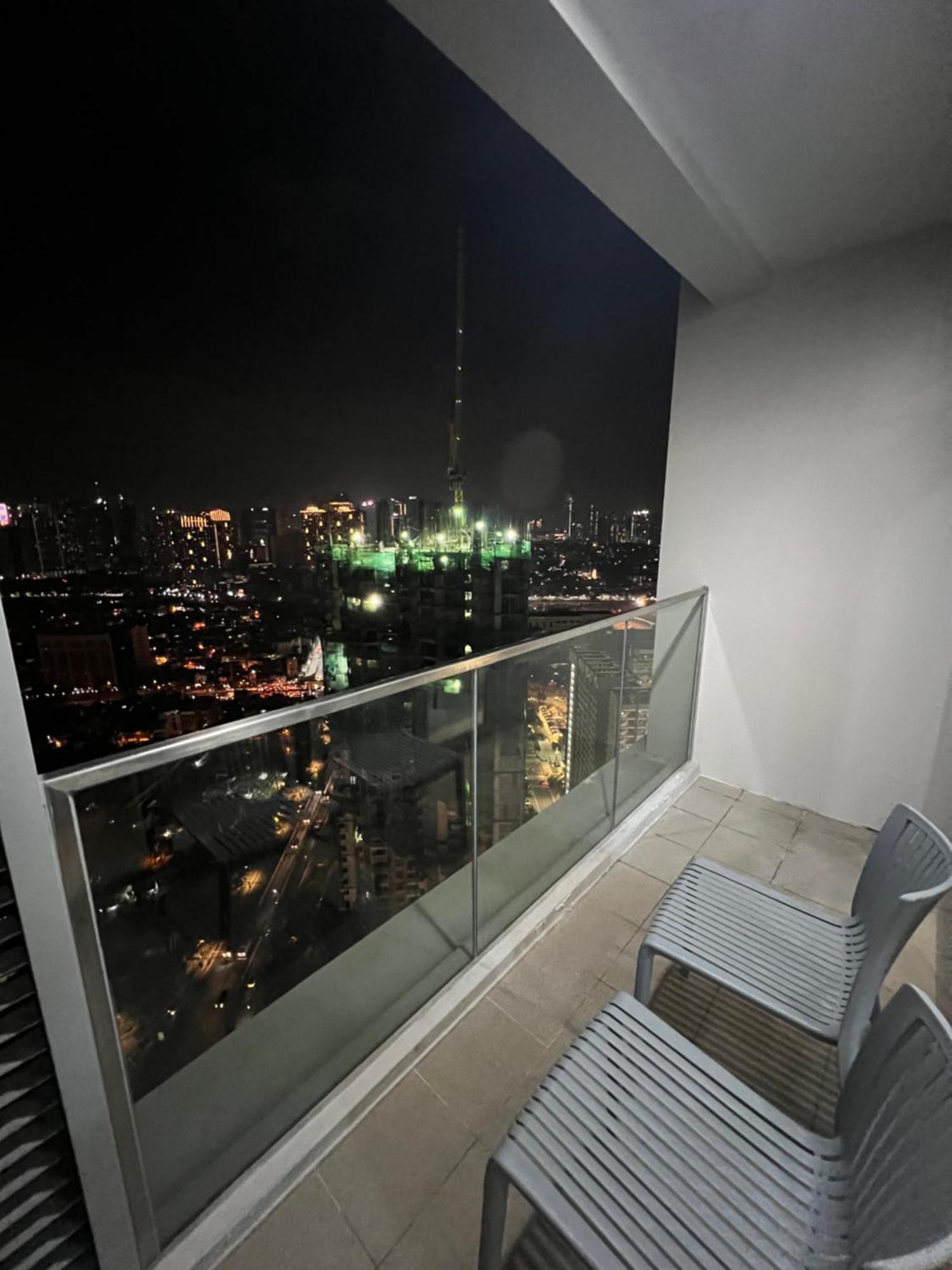 1 Bedroom Uptown Bgc Condo With Balcony Manila Exterior photo