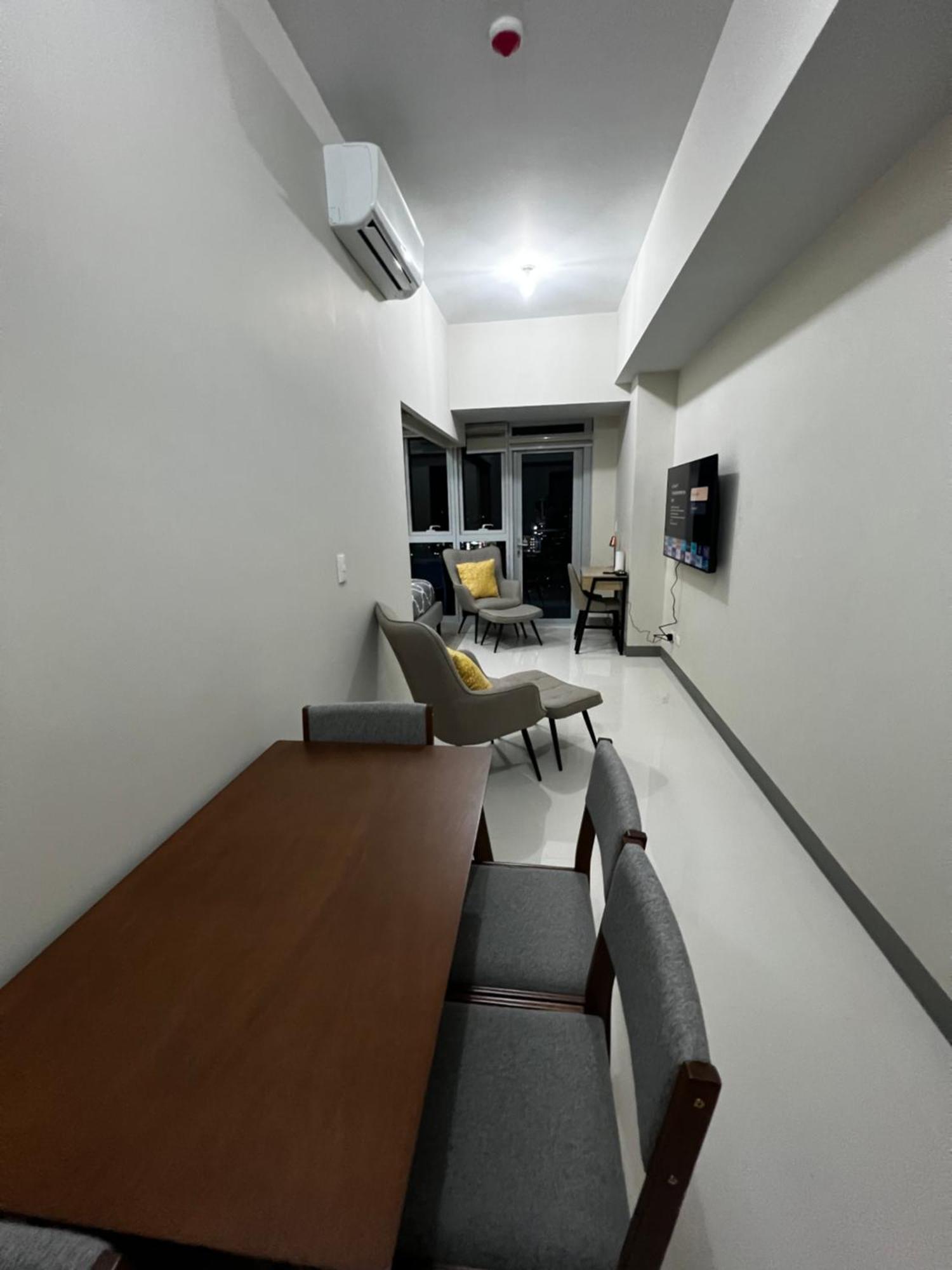 1 Bedroom Uptown Bgc Condo With Balcony Manila Exterior photo