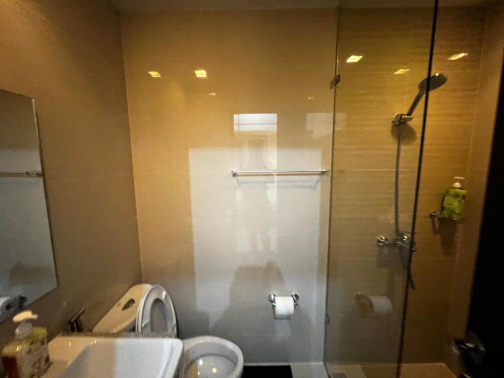 1 Bedroom Uptown Bgc Condo With Balcony Manila Exterior photo