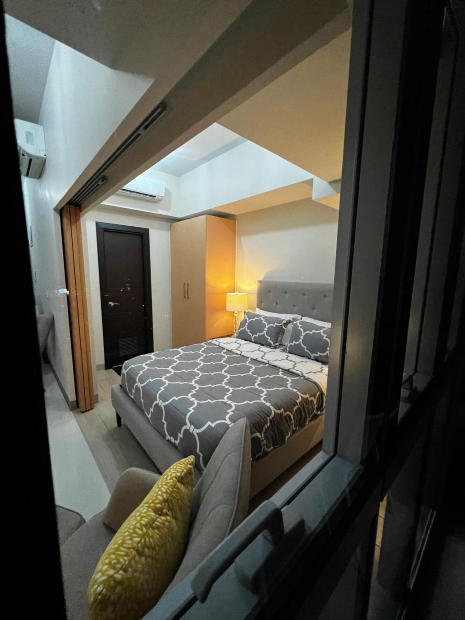 1 Bedroom Uptown Bgc Condo With Balcony Manila Exterior photo